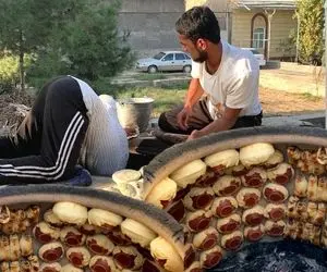 غذای ازبکی؛ کوسا ساموسا نون شکم پر ازبکی ها که توش پر دنبه است و خیلی خاطرشو میخوان