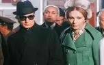 سفر به ایام قدیم سال 1329؛ فرح درحال عکاسی با لباس فاخر پلنگی و نگاه محمدرضا پهلوی سفر به ایام قدیم سال 1329؛ فرح درحال عکاسی با لباس فاخر پلنگی و نگاه محمدرضا پهلوی