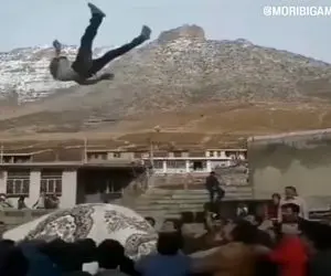 آواز محلی؛ برادرای عروس از دوماد زهرچشم میگیرن با پتو پرت میکنن هوا عزارائیلو ماچ کنه