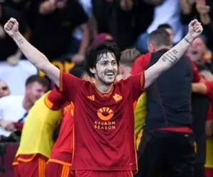 وقتی سردار آزمون پس از اولین گل فصل جشن دونفره می گیرد