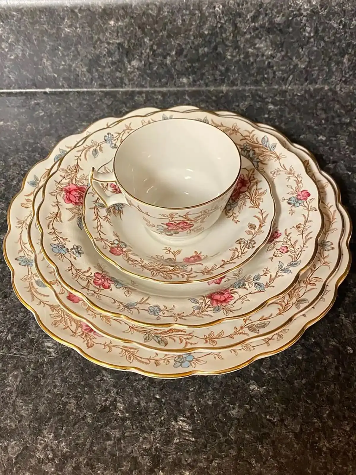 سرویس ظروف چینی گلدار