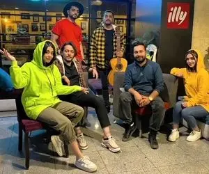 آواز خیابانی؛ این جوان های جذاب شب به اون چشمات خواب نرسه رو چه پر احساس می خونن