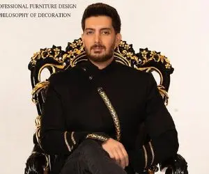 ژست خاص فرزاد فرزین روی مبل بسیار بزرگ و لاکچری اش!