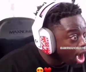 آواز اصیل؛ بلاگر خارجی لایو خوندن خواننده ایرانیو شنید فکش جوری افتاد صحنه رو ترک کرد