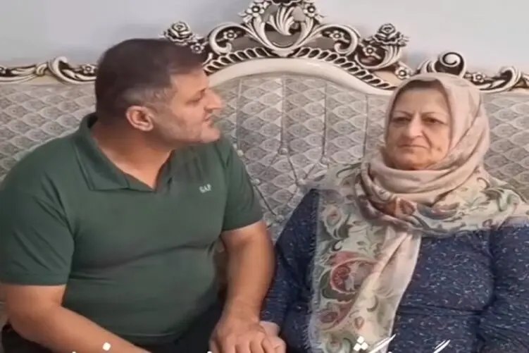 درست میگویند عشق اول هر مردی مادرش است ببینید این آقا چه آهنگ احساسی برای مادرش خواند