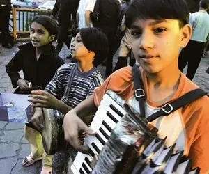 آواز جیگرسوز؛ بچه های کار وسط بازار همه رو هک هک انداختن وقتی سنگ تراش آغاسی رو خوندن