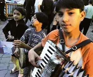 آواز جیگرسوز؛ بچه های کار وسط بازار همه رو هک هک انداختن وقتی سنگ تراش آغاسی رو خوندن