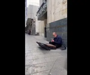 آواز خیابانی؛ ریش سفیدی که کفشاش رو درورده و سنتور میزنه خفن!