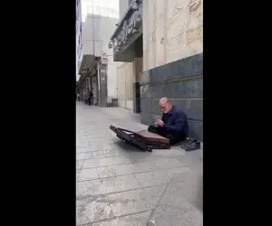 آواز خیابانی؛ ریش سفیدی که کفشاش رو درورده و سنتور میزنه خفن!