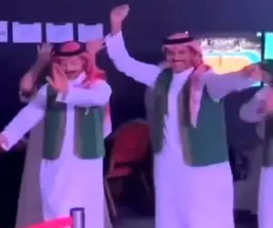 آواز شاد؛ شیخ های عرب هم دست به کار و سمی شدن با آهنگ شینقلی نانای نای چه رقصی میکنن