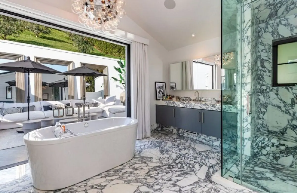 Rihanna-Buys-13-8-Million-Dollar-Beverly-Hills-Mansion-0012