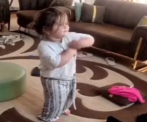 آواز شاد؛ فقط یه دختربچه قرتی میتونه تو این شلوغ پلوغی آهنگ بذاره برقصه چه نازیم داره