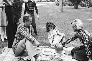 سفر به ایام قدیم ندیم؛ فرح سرکش در حال بازی با الاغ و عصبانیت شاه مخلوع