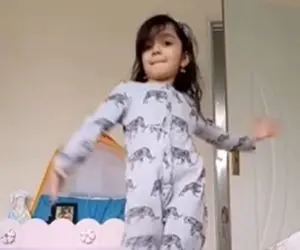 آواز شاد؛ رقص مازنی جوجه دختر که داداشش هی میاد اجراشو خراب کنه اونم مصر تر میرقصه