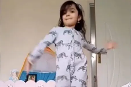 آواز شاد؛ رقص مازنی جوجه دختر که داداشش هی میاد اجراشو خراب کنه اونم مصر تر میرقصه