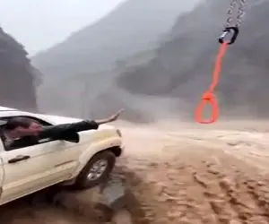 معماری طبیعت؛ مرد با ماشین تو آبشار گیر کرد طناب انداختن نجاتش بدن ولی محکومه به فنا