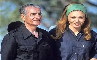 سفر به ایام قدیم سال 1335؛ دوچرخه سواری فرح پهلوی قبل ملکه شدن تو پس کوچه های تهران