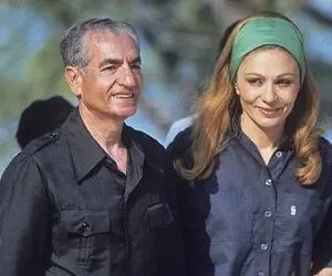 سفر به ایام قدیم سال 1335؛ دوچرخه سواری فرح پهلوی قبل ملکه شدن تو پس کوچه های تهران