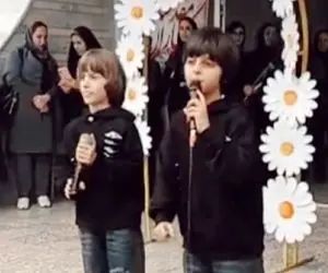 آواز شاد؛ دوتا بچه ورپریده تو مدرسه کنسرت گذاشتن آهنگ تو تک سوار عاشق رو میخونن