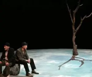 در انتظار گودو کسی که نمی آید اما امید واهی می کارد