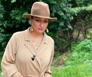 مهناز افشار و آرش در کنار دریا با پای برهنه در حال خوشگذرانی!/عکس