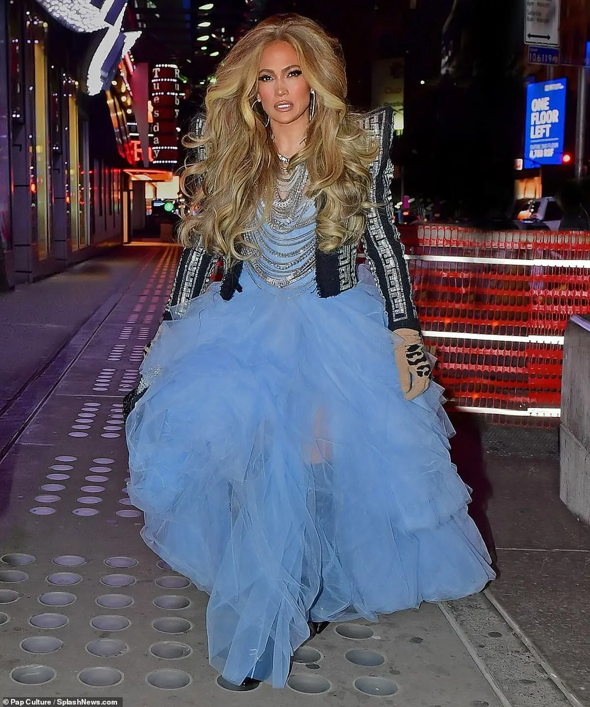 37418558-9099661-Leather_lady_Jennifer_arrived_to_the_shoot_wearing_a_jacket_with-m-29_1609350379752