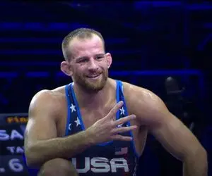 کشتی گیر آلمانی بعد از شکست یزدانی چه نمادی را نشان داد؟!