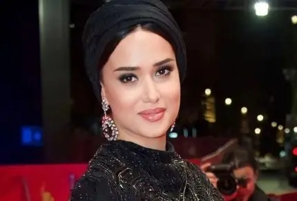 سلیقه سلبریتی؛ ارغوان عجب خوش سلیقه ست تو جشنواره خارجی با این تیپش فرنگیا آچمز شدن