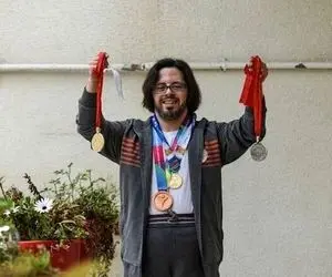 عاشقانه‌های بازیگر «پایتخت» برای همسرش روی آنتن زنده + ویدئو