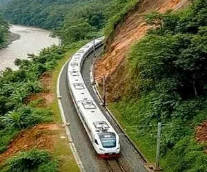 معماری طبیعت؛ کوه واگن های قطار رو بغل کرد