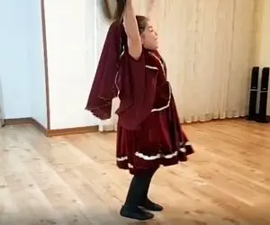 آواز محلی؛ آذربایجان قیزی با نیم وجب قدش و لباس سنتی چه رقص فرفره ای میره