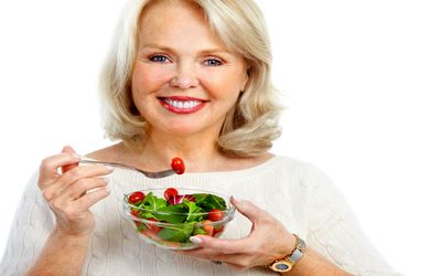 تغذیه زنان با افزایش سن چه تغییراتی لازم دارد؟