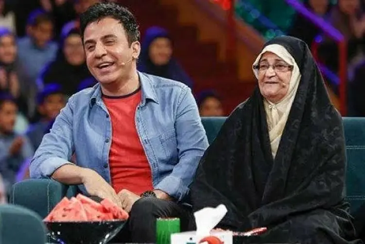 آواز احساسی؛  آخرین خداحافظی «عمو پورنگ» با مادرش در تابوت