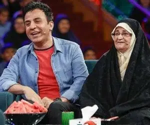 آواز احساسی؛  آخرین خداحافظی «عمو پورنگ» با مادرش در تابوت