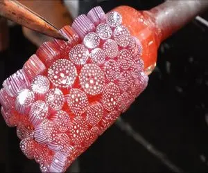 کارخانه تولید؛ شیشه رو تو دمای 200 درجه ذوب میکنن  مثل موم شه تا بهش سر و شکل بدن