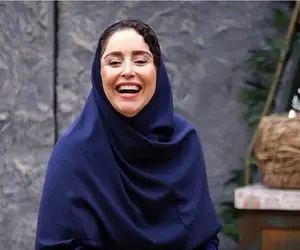 آواز معروفا؛ ژاله صامتی تو بزم رفقا تئاتری با آهنگ همه چی یار شونش از کنترل خارج میشه