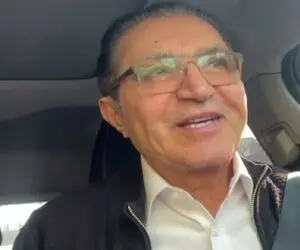آواز هنرمندانه؛ فریدون آسرایی تو ماشین لاکچریش دم صبح آهنگ عشق یعنی رو با ابهت خوند