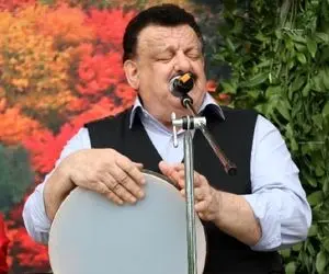 آواز بهجتی؛ ناصر وحدتی با آهنگ آها بوگو همه رو کشوند وسط خودش چه رقص ریزی میره