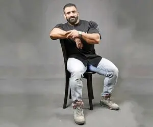 تصویر رهبر انقلاب روی گوشی هادی چوپان