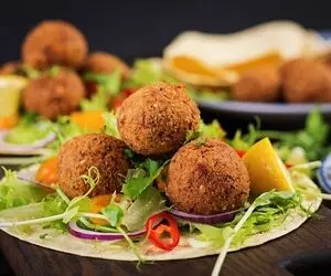 7 راز خوشمزه تر شدن ساندویچ فلافل؛ چه کار کنیم که فلافلا سفت یا خمیر نشن؟