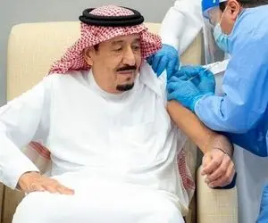(عکس) شاه عربستان واکسن آمریکایی-آلمانی را زد
