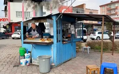 کیوسک فسقلی ای که پیرمرد ترکیه ای 40 ساله توش نان داغ کباب داغ میپزه