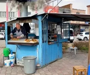 کیوسک فسقلی ای که پیرمرد ترکیه ای 40 ساله توش نان داغ کباب داغ میپزه