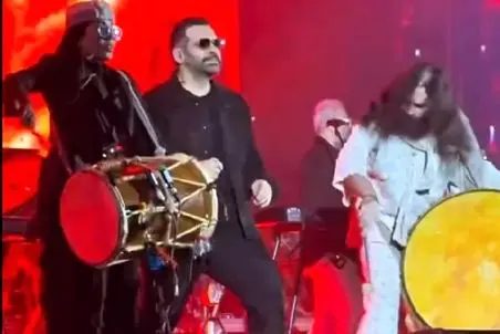 آواز کوبنده؛ تو کنسرت کاکوبند خانومه جوری به طبل می کوبه عرش میلرزه