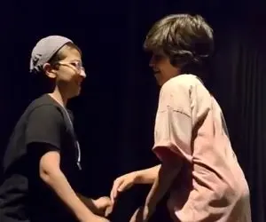 آواز هنرمندانه؛ رایان سرلک شونه به شونه رفیقش پایکوبی میره ولی یه جایی دوستش شیک تره