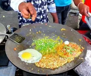 غذای خیابانی؛ هندیا با تخم مرغ معجزه می کنن ببین تو خیابان یه چی پختن از برگر لذیذ تر