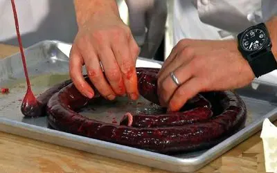 خوراکی‌های عجیب؛ سوسیس خون غذای محبوب کسانی که با خوردن خون خوک و گاو مشکلی ندارن