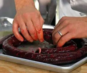 خوراکی‌های عجیب؛ سوسیس خون غذای محبوب کسانی که با خوردن خون خوک و گاو مشکلی ندارن