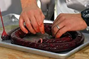 خوراکی‌های عجیب؛ سوسیس خون غذای محبوب کسانی که با خوردن خون خوک و گاو مشکلی ندارن