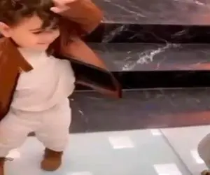 آواز شاد؛ ببینید این پسر بچه فندق با رقص بامزه اش چطوری دلبری میکنه